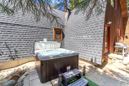 Stunning Canoe-Frame Cabin with Private Hot Tub near Lake Tahoe Beaches in Incline Village, Nevada - Incline Village, Nevada - glamping.directory