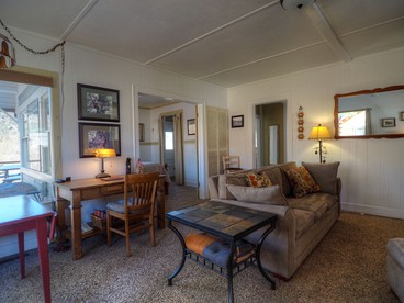 Breathtaking Riverside Cottage with Hot-tub in Estes Park, Colorado - Estes Park, Colorado - glamping.directory