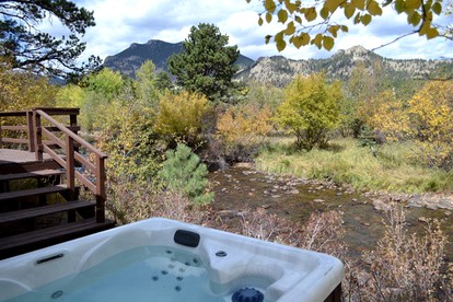 Breathtaking Riverside Cottage with Hot-tub in Estes Park, Colorado - Estes Park, Colorado - glamping.directory