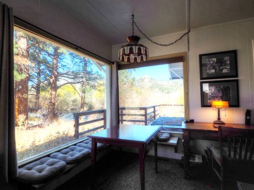 Breathtaking Riverside Cottage with Hot-tub in Estes Park, Colorado - Estes Park, Colorado - glamping.directory