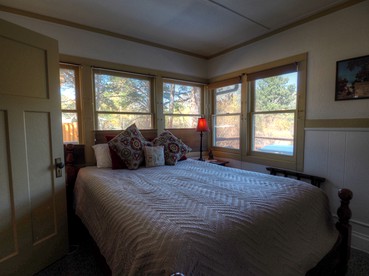 Breathtaking Riverside Cottage with Hot-tub in Estes Park, Colorado - Estes Park, Colorado - glamping.directory