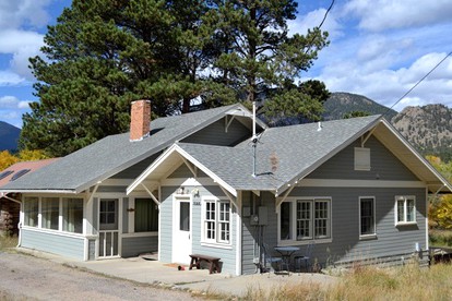 Breathtaking Riverside Cottage with Hot-tub in Estes Park, Colorado - glamping.directory