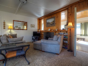 Breathtaking Riverside Cottage with Hot-tub in Estes Park, Colorado - Estes Park, Colorado - glamping.directory