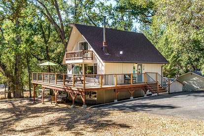 Beautiful Cabin with Outdoor Picnic Space and Private Dock Perfect for Water Activities in Groveland, California - glamping.directory