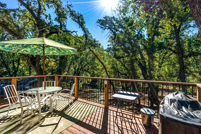 Beautiful Cabin with Outdoor Picnic Space and Private Dock Perfect for Water Activities in Groveland, California - Groveland, California - glamping.directory