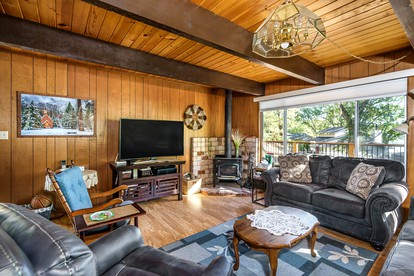 Beautiful Cabin with Outdoor Picnic Space and Private Dock Perfect for Water Activities in Groveland, California - Groveland, California - glamping.directory