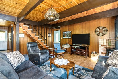Beautiful Cabin with Outdoor Picnic Space and Private Dock Perfect for Water Activities in Groveland, California - Groveland, California - glamping.directory