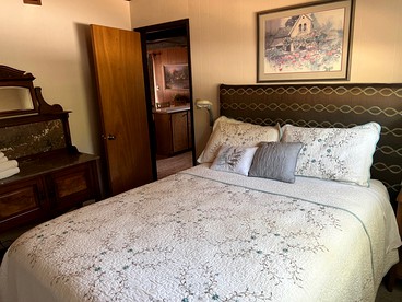 Beautiful Cabin with Outdoor Picnic Space and Private Dock Perfect for Water Activities in Groveland, California - Groveland, California - glamping.directory