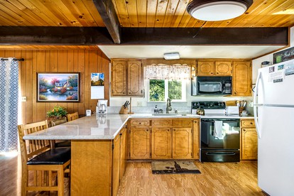 Beautiful Cabin with Outdoor Picnic Space and Private Dock Perfect for Water Activities in Groveland, California - Groveland, California - glamping.directory