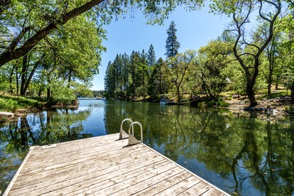 Beautiful Cabin with Outdoor Picnic Space and Private Dock Perfect for Water Activities in Groveland, California - Groveland, California - glamping.directory