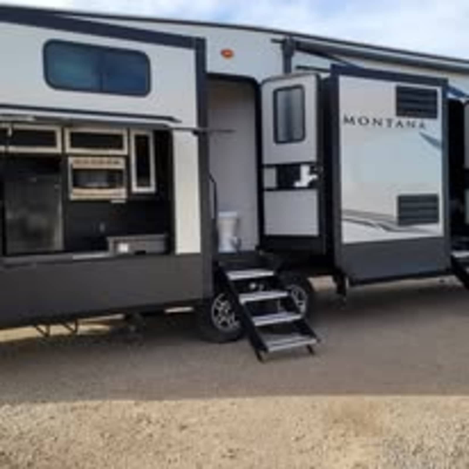 Ria's Ranch, 5th Wheel - Rio Linda, California - glamping.directory