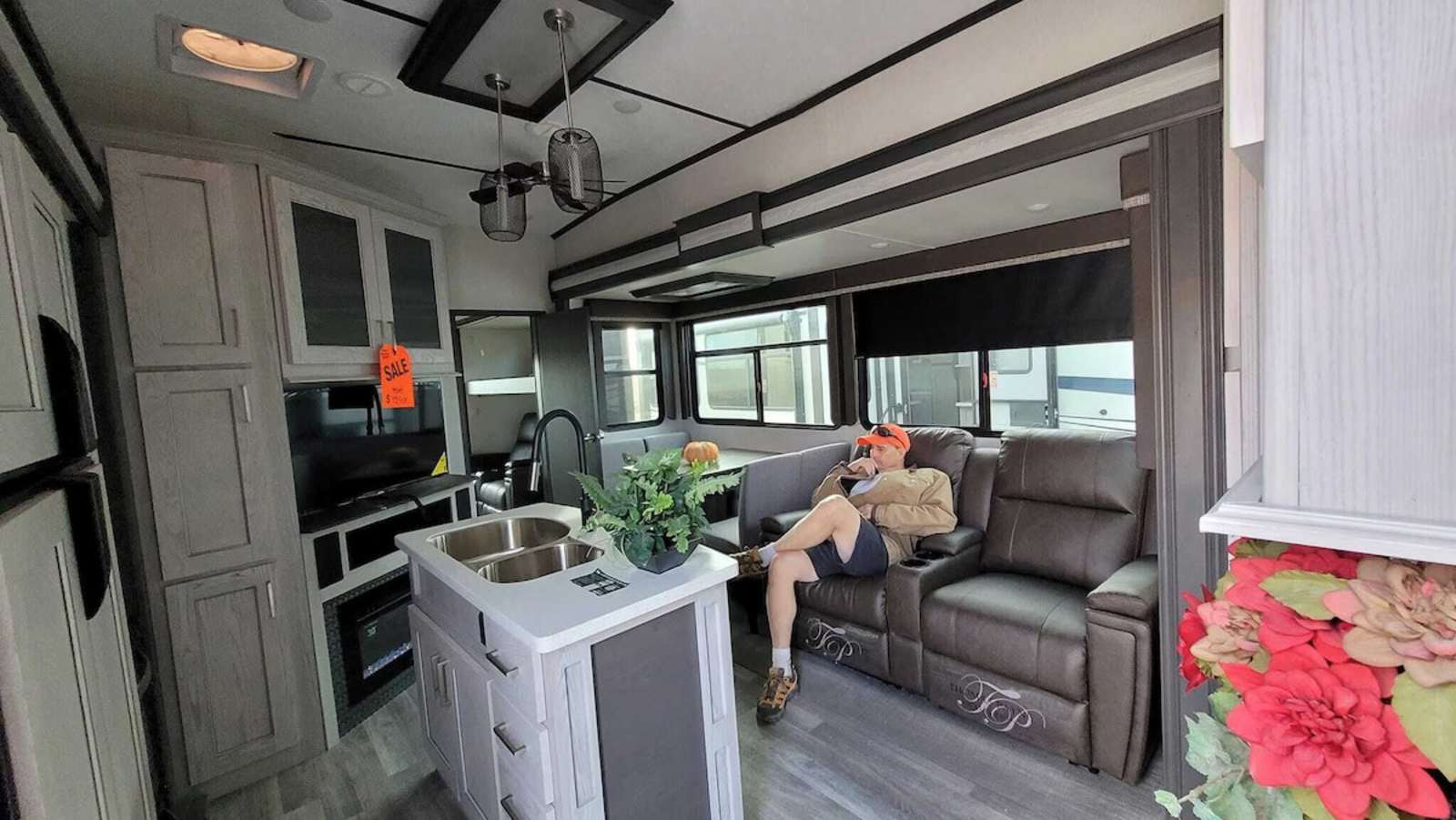 Ria's Ranch, 5th Wheel - Rio Linda, California - glamping.directory