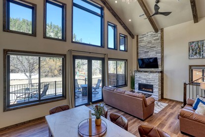 Luxury Black Hills Chalet with Hot Tub Near Mount Rushmore, Keystone SD - Keystone, South Dakota - glamping.directory