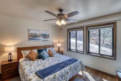 Luxury Black Hills Chalet with Hot Tub Near Mount Rushmore, Keystone SD - Keystone, South Dakota - glamping.directory