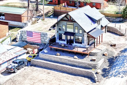 Luxury Black Hills Chalet with Hot Tub Near Mount Rushmore, Keystone SD - Keystone, South Dakota - glamping.directory