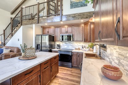 Luxury Black Hills Chalet with Hot Tub Near Mount Rushmore, Keystone SD - Keystone, South Dakota - glamping.directory