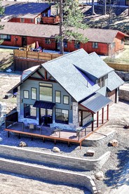 Luxury Black Hills Chalet with Hot Tub Near Mount Rushmore, Keystone SD - Keystone, South Dakota - glamping.directory