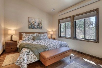 Luxury Black Hills Chalet with Hot Tub Near Mount Rushmore, Keystone SD - Keystone, South Dakota - glamping.directory