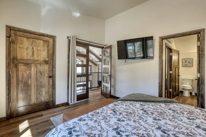 Luxury Black Hills Chalet with Hot Tub Near Mount Rushmore, Keystone SD - Keystone, South Dakota - glamping.directory