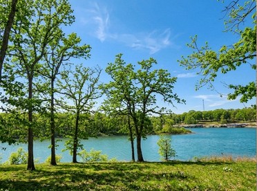 Peaceful Wooded Getaway with Hot Tub, Fire Pit & Scenic Views in Pittsburg, Missouri - Pittsburg, Missouri - glamping.directory