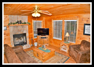 Romantic Cabin Retreat with a Hot Tub near Sevierville, Tennessee - Sevierville, Tennessee - glamping.directory