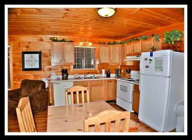 Romantic Cabin Retreat with a Hot Tub near Sevierville, Tennessee - Sevierville, Tennessee - glamping.directory