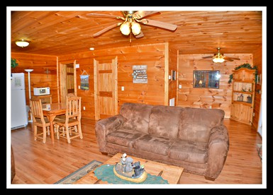 Romantic Cabin Retreat with a Hot Tub near Sevierville, Tennessee - Sevierville, Tennessee - glamping.directory