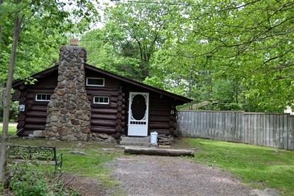 Dog-Friendly Log Cabin for a Memorable Family Getaway near Youghiogheny River Lake in Pennsylvania - Markleysburg, Pennsylvania - glamping.directory