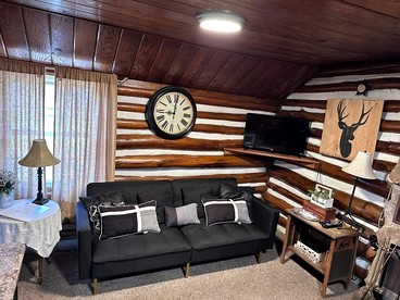 Dog-Friendly Log Cabin for a Memorable Family Getaway near Youghiogheny River Lake in Pennsylvania - Markleysburg, Pennsylvania - glamping.directory