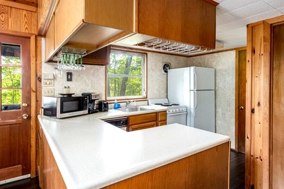 Spacious Chalet-Cabin with Hot Tub, Huge Deck, Fire Pit All Just a 15 Minute Walk to Sleepy Creek in Berkeley Springs, WV - Berkeley Springs , West Virginia - glamping.directory