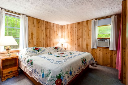 Spacious Chalet-Cabin with Hot Tub, Huge Deck, Fire Pit All Just a 15 Minute Walk to Sleepy Creek in Berkeley Springs, WV - Berkeley Springs , West Virginia - glamping.directory