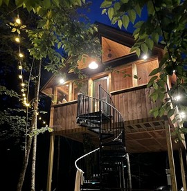 Luxurious Tree House with Hot Tub and Firepit, Perched over Littlefield Pond, Perfect for a Relaxing Weekend Getaway near Portland, Maine - glamping.directory