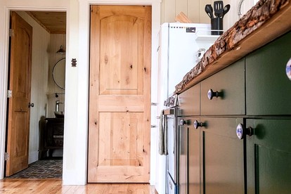Luxurious Tree House with Hot Tub and Firepit, Perched over Littlefield Pond, Perfect for a Relaxing Weekend Getaway near Portland, Maine - Sanford, Maine - glamping.directory