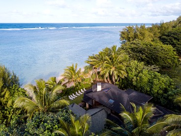 Exclusive Vacation Rental for Large Groups on the Shores of Anini Beach on the Island of Kauai in Hawaii - Princeville, Hawaii - glamping.directory