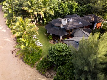 Exclusive Vacation Rental for Large Groups on the Shores of Anini Beach on the Island of Kauai in Hawaii - Princeville, Hawaii - glamping.directory