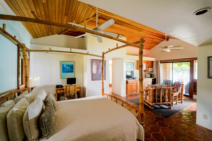 Exclusive Vacation Rental for Large Groups on the Shores of Anini Beach on the Island of Kauai in Hawaii - Princeville, Hawaii - glamping.directory