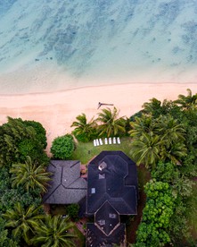 Exclusive Vacation Rental for Large Groups on the Shores of Anini Beach on the Island of Kauai in Hawaii - Princeville, Hawaii - glamping.directory