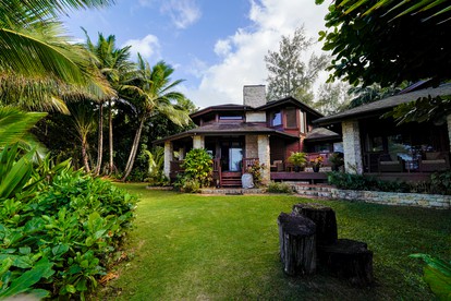 Exclusive Vacation Rental for Large Groups on the Shores of Anini Beach on the Island of Kauai in Hawaii - glamping.directory