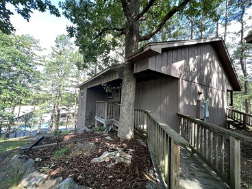 Amazing Wooden Cottage with Hot-tub and Swimming Pool in Mountain Harbor Forest, Arkansas - Mount Ida, Arkansas - glamping.directory