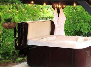 Wonderful Getaway Rental in Refurbished Barn by a Shimmering Lake in Canandaigua, New York - Canandaigua, New York - glamping.directory