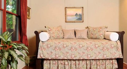 Wonderful Getaway Rental in Refurbished Barn by a Shimmering Lake in Canandaigua, New York - Canandaigua, New York - glamping.directory
