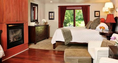 Wonderful Getaway Rental in Refurbished Barn by a Shimmering Lake in Canandaigua, New York - Canandaigua, New York - glamping.directory