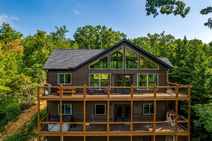 Mountain Cabin Retreat with Hot-Tub, Pool Table and Picnic Space in Pigeon Forge, Tennessee - glamping.directory