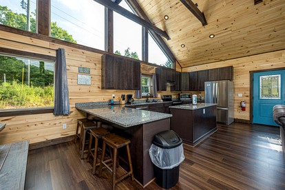 Mountain Cabin Retreat with Hot-Tub, Pool Table and Picnic Space in Pigeon Forge, Tennessee - Pigeon Forge, Tennessee - glamping.directory