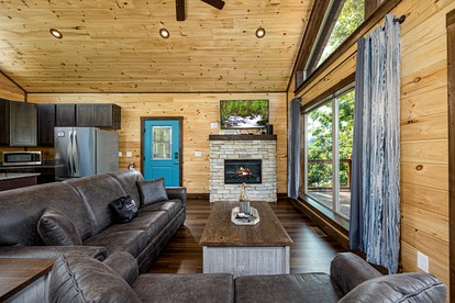 Mountain Cabin Retreat with Hot-Tub, Pool Table and Picnic Space in Pigeon Forge, Tennessee - Pigeon Forge, Tennessee - glamping.directory