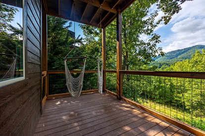 Mountain Cabin Retreat with Hot-Tub, Pool Table and Picnic Space in Pigeon Forge, Tennessee - Pigeon Forge, Tennessee - glamping.directory