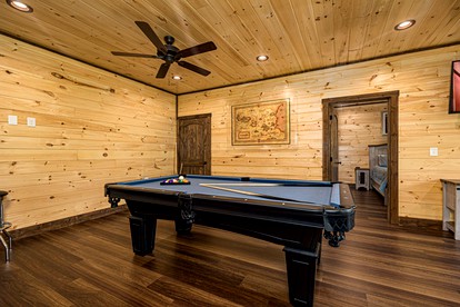 Mountain Cabin Retreat with Hot-Tub, Pool Table and Picnic Space in Pigeon Forge, Tennessee - Pigeon Forge, Tennessee - glamping.directory
