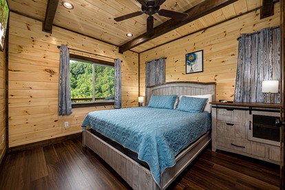 Mountain Cabin Retreat with Hot-Tub, Pool Table and Picnic Space in Pigeon Forge, Tennessee - Pigeon Forge, Tennessee - glamping.directory