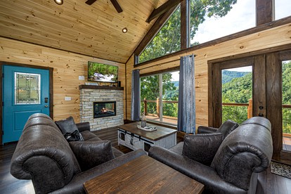 Mountain Cabin Retreat with Hot-Tub, Pool Table and Picnic Space in Pigeon Forge, Tennessee - Pigeon Forge, Tennessee - glamping.directory