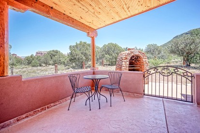 Peaceful Secluded Vacation Rental with Pizza Oven and Stunning Views in Village of Oak Creek, Arizona - Village of Oak Creek, Arizona - glamping.directory